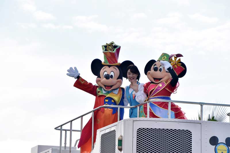 パレードに登場したミッキーとミニー。中央は東京ディズニーリゾート・アンバサダーの小笠原美果さん＝１２日、館山市