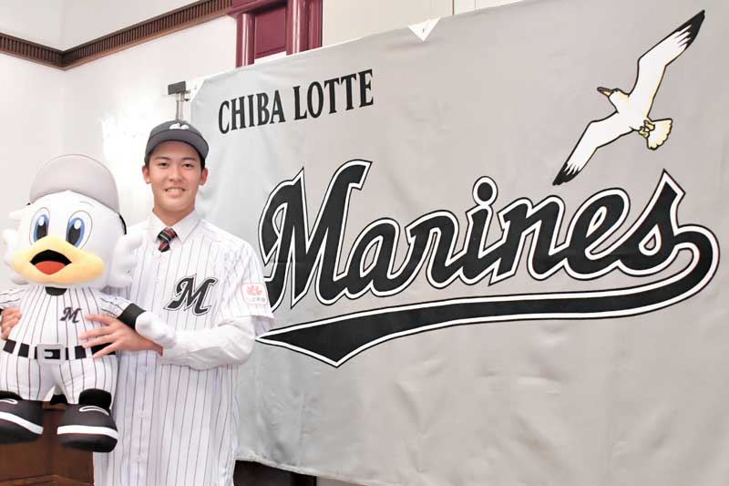 千葉ロッテに入団が決まり、笑顔の幕張総合高の早坂響投手＝１７日、千葉市内