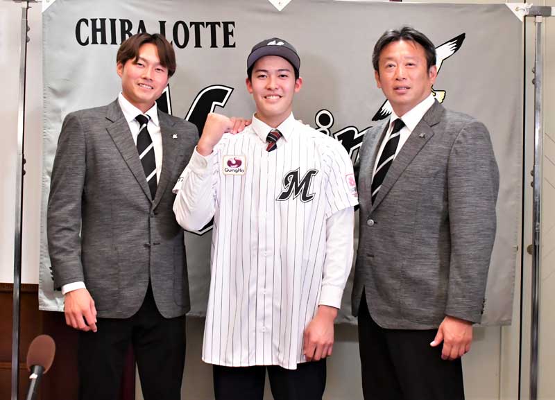 千葉ロッテに入団が決まり、笑顔の幕張総合高の早坂響投手（中央）＝１７日、千葉市内