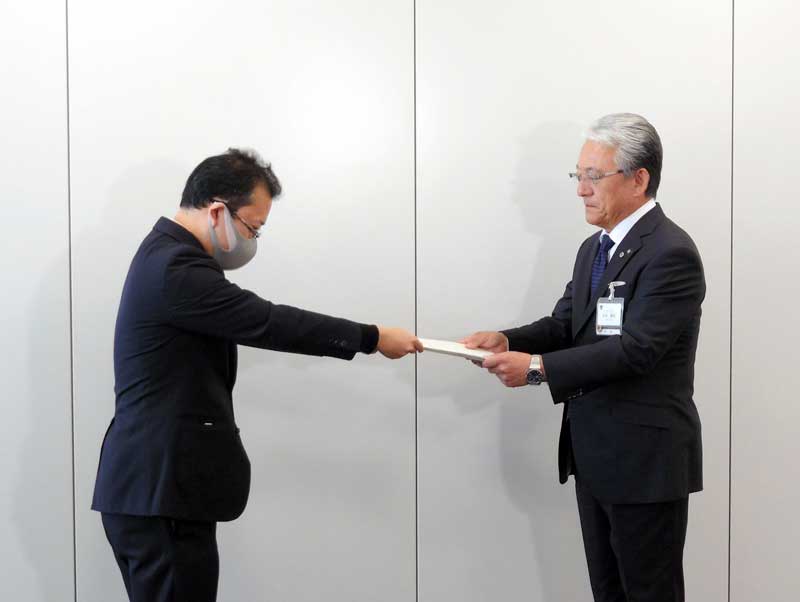 小出市長(右)に再調査結果を答申した第三者委の瀬田委員長=21日、市原市役所