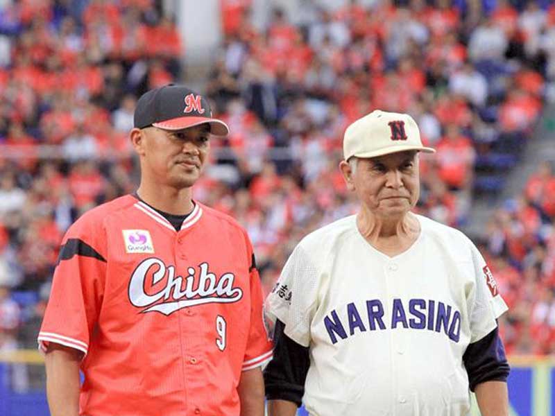 千葉ロッテの始球式で、投手を務めた石井好博さん（右）と、教え子で打席に立った千葉ロッテの福浦（当時）＝２０１９年６月１４日、ＺＯＺＯマリン