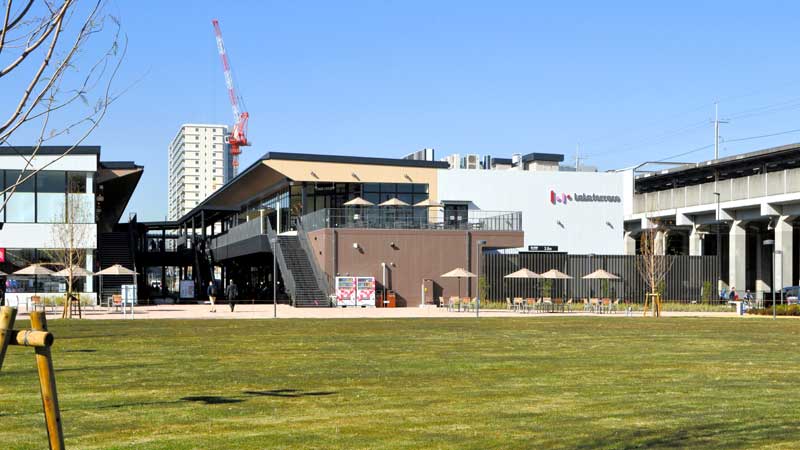 約５０００平方メートルの芝生広場を備える「ららテラス」＝２８日、船橋市