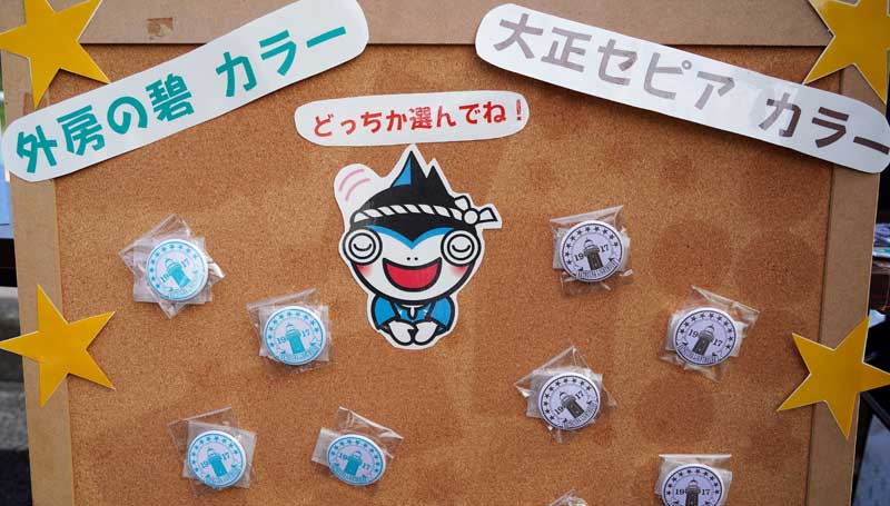 来場記念にプレゼントされる勝浦灯台の缶バッジ
