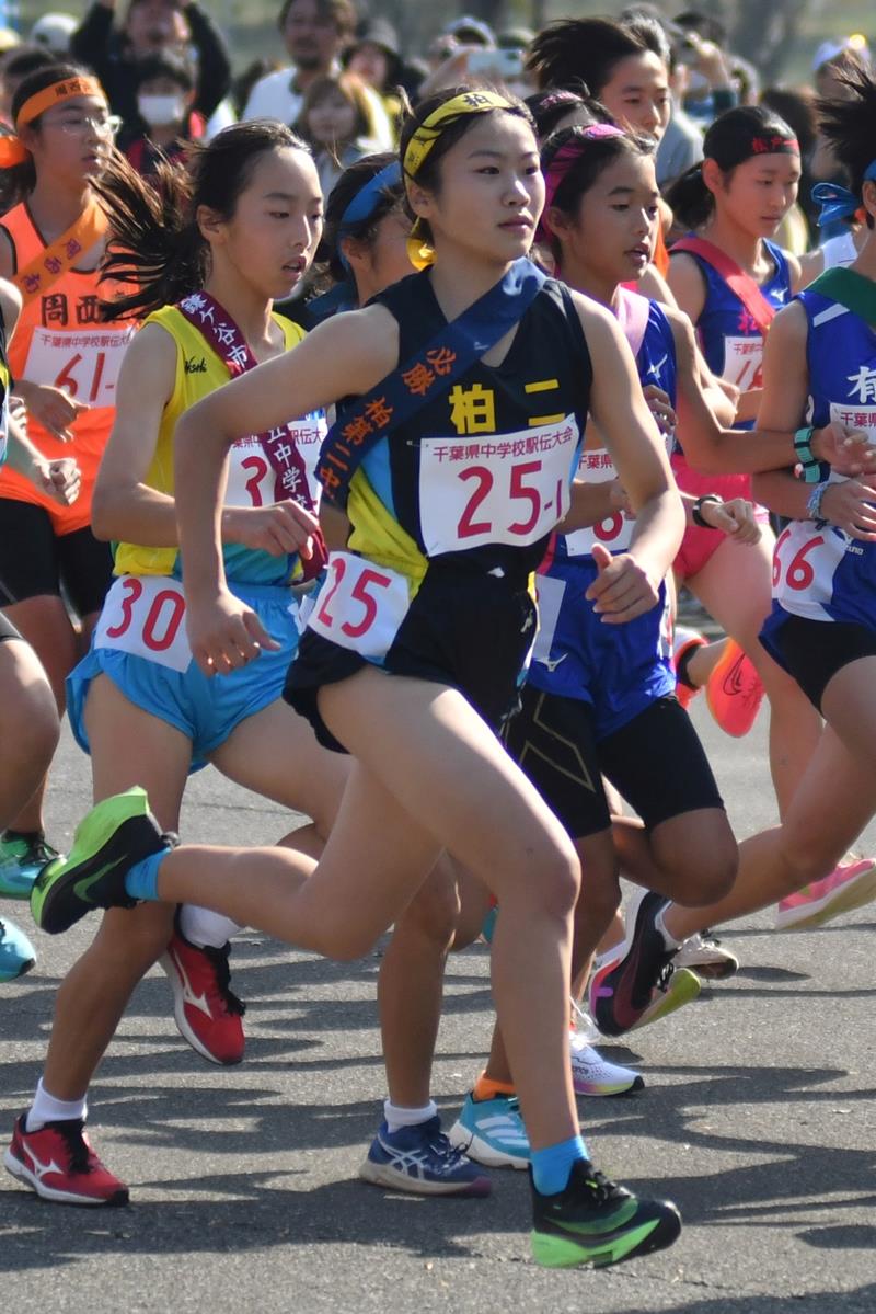 女子１区で区間賞を獲得した柏二の野口柚來＝柏の葉