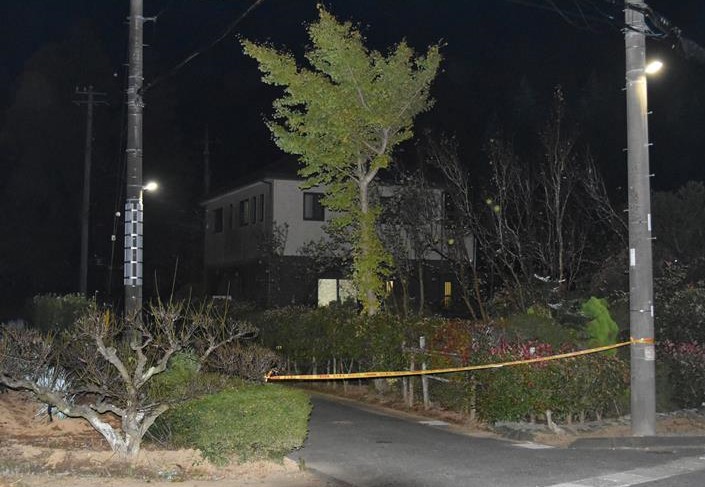 高齢とみられる男女２人の遺体が発見された住宅＝５日午後９時２５分ごろ、佐倉市高岡