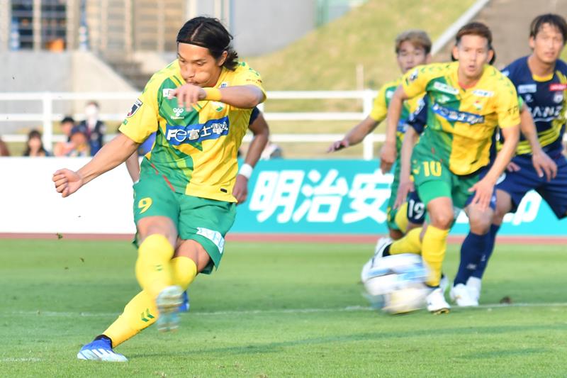 群馬─千葉　後半４４分、千葉の呉屋が決勝点となるＰＫを決める＝５日、正田スタ