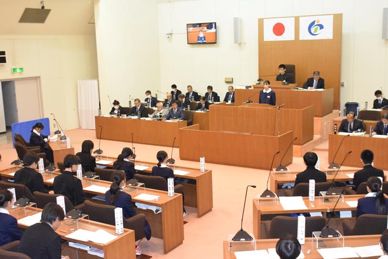 中学生が議員役を務めた模擬議会＝匝瑳市