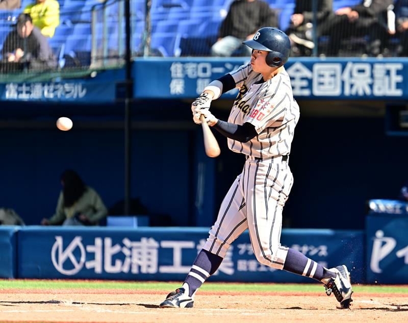 上武大―武道大 7回裏武道大1死一、二塁、若山が逆転3ランを放つ=横浜スタジアム