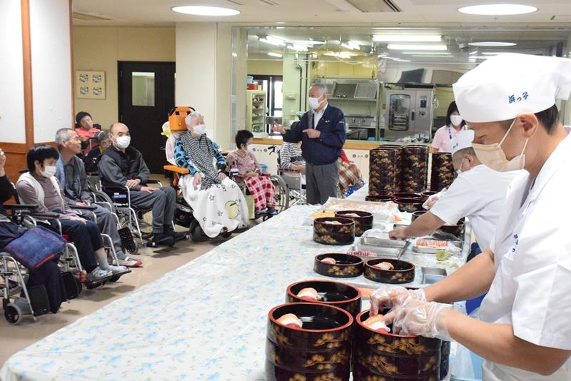 施設利用者の前ですしを握る職人たち＝匝瑳市