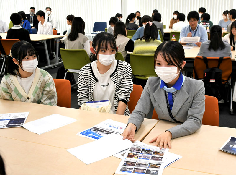 成田空港で働く航空会社スタッフと高校生が交流した座談会=成田市