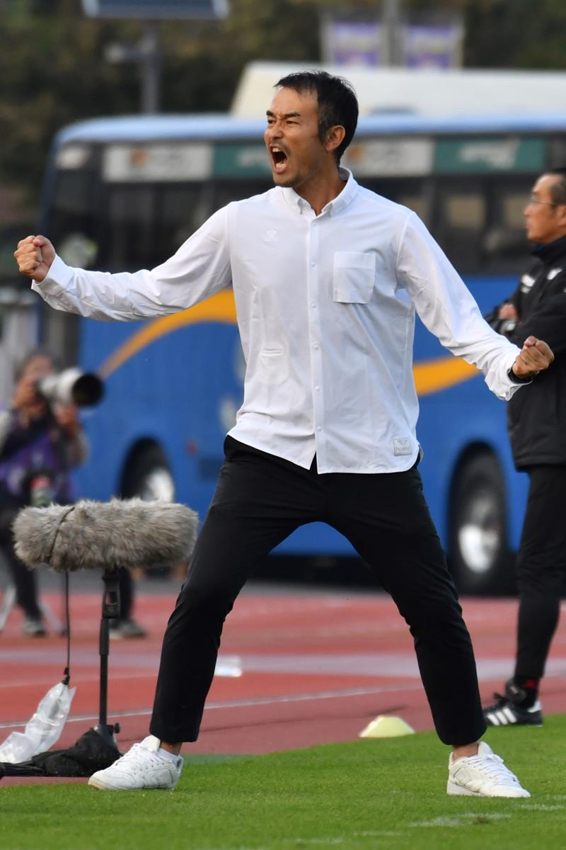 群馬に逆転勝ちしガッツポーズする千葉の小林監督＝５日、正田スタ