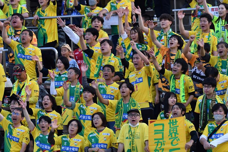 プレーオフ進出を決めた選手に声援を送るサポーター