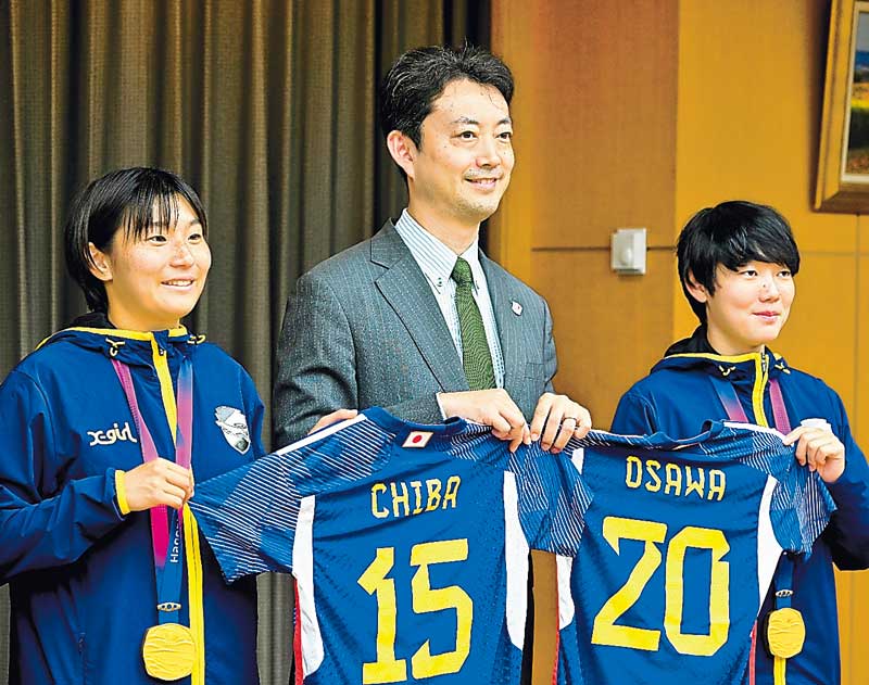 熊谷知事にアジア大会優勝を報告した千葉選手（左）と大沢選手＝１０日、千葉県庁