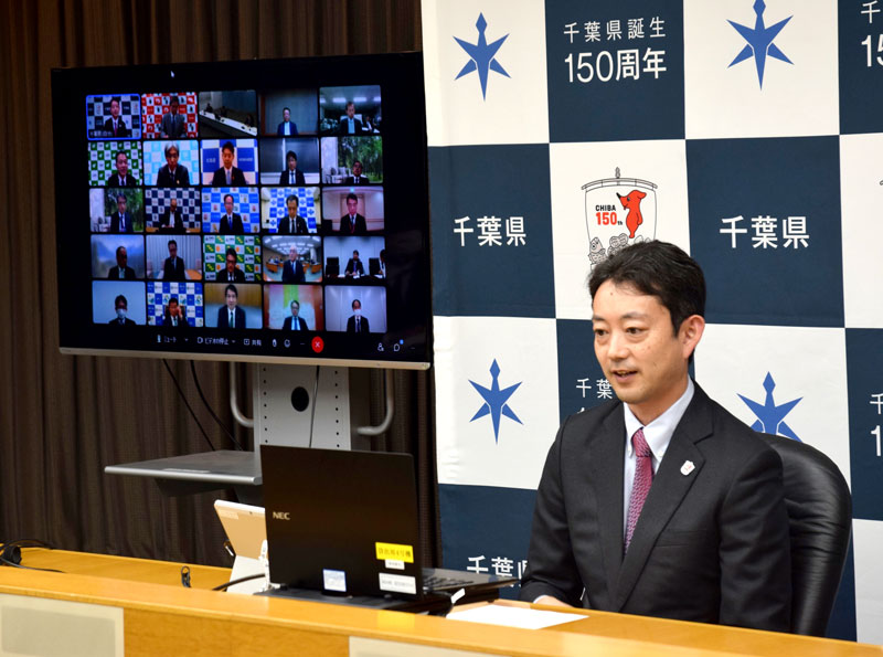 新たな感染症発生を想定した訓練で、千葉県の対応を報告する熊谷知事＝９日、県庁