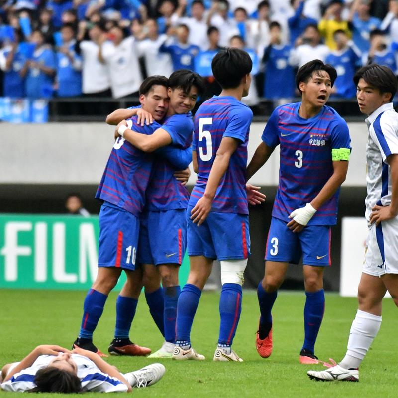 3大会ぶりの優勝を決め抱き合って喜ぶ市船橋イレブン=11日、千葉市のフクダ電子アリーナ