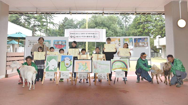 ポニョと双子の佐助、草助のヤギ3頭も駆け付けた絵コンテストの表彰式=佐倉市の佐倉草ぶえの丘