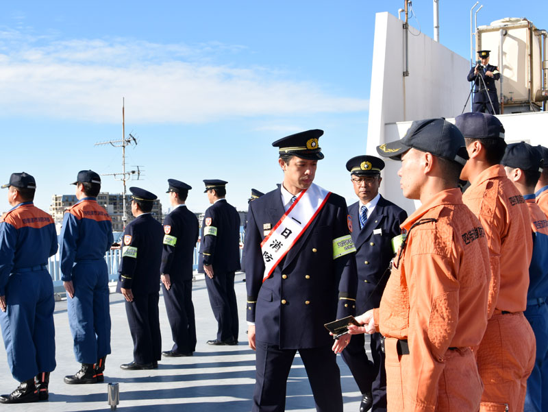 一日消防長に就任し、隊員の消防手帳確認などを行った佐藤さん＝１３日、四街道市