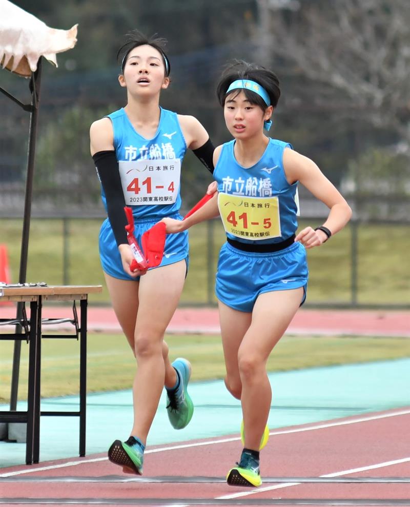 女子　たすきをつなぐ市船橋４区の中村美希（左）と５区笹島優月