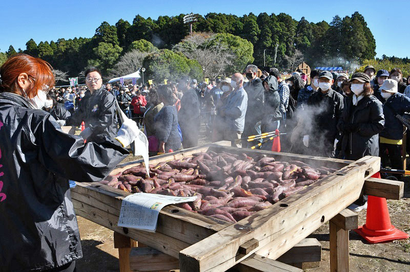 巨大せいろで蒸し上げたふかし芋の配布も盛況だった