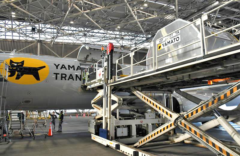 来年4月からヤマトHDが稼働させる貨物専用機の搭載作業が公開された=20日、成田市の成田空港