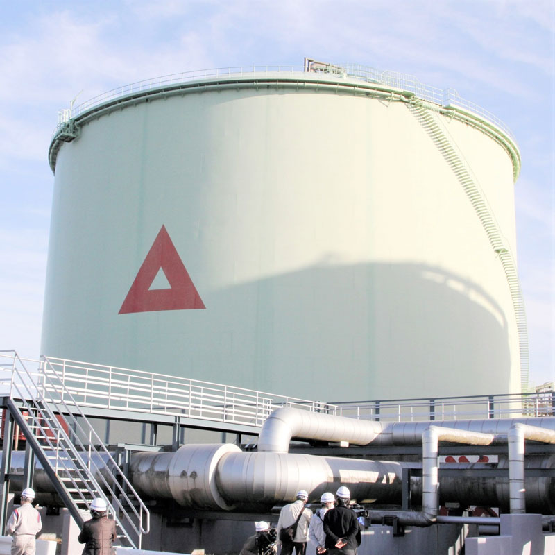 東京ガス袖ケ浦ＬＮＧ基地が操業開始から５０周年の節目を迎え、２９日、基地内を報道関係者に公開した。操業開始の１９７３年１１月に設置した地上タンクは今も現役