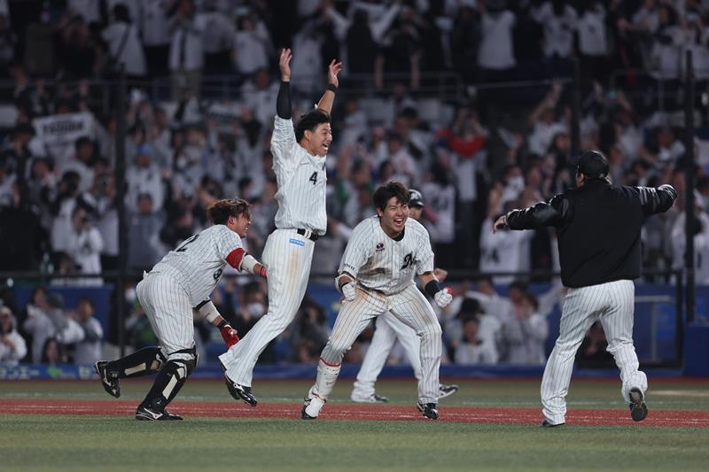 １０月１６日のホークス戦でサヨナラ打を放ち、雄たけびを上げる安田（中央右）。隣は同じ回に同点３ランを放った藤岡