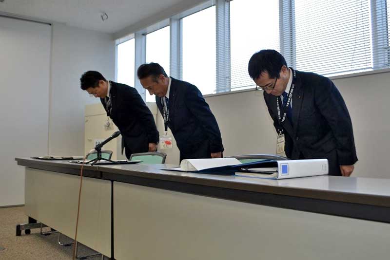 懲戒処分を発表し、謝罪する千葉市消防局幹部ら＝７日、千葉市役所