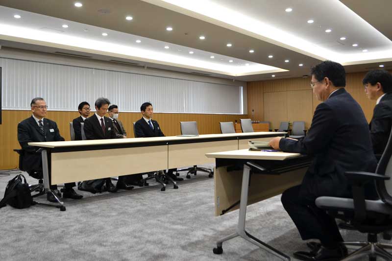 神谷俊一市長（手前）に説明を行ったＪＲ千葉支社の土沢壇支社長（左）ら＝２８日午前１０時ごろ、千葉市役所