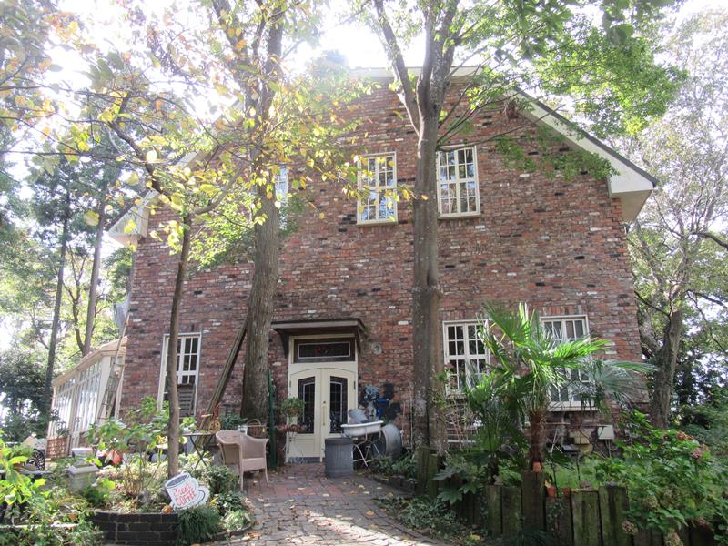 樹木に囲まれ、英国の雰囲気たっぷりの佐倉マナーハウス。英国の古い資材を集めて建設した