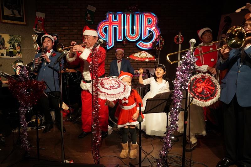 前回のクリスマスパーティーで演奏する「外山喜雄とデキシーセインツ」＝２０１９年１２月、浦安市の「ＨＵＢ新浦安店」（日本ルイ・アームストロング協会提供）