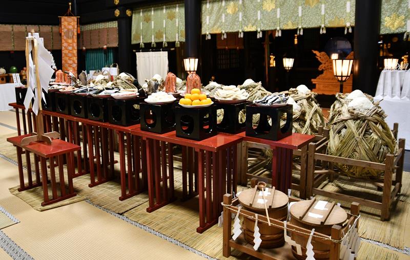 神職らによって神前に並べられた供え物