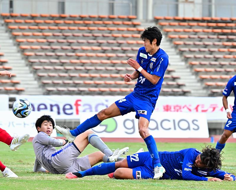 今季ホーム最終戦を柏の葉公園総合球技場で行ったブリオベッカ浦安の選手たち＝１１月１８日