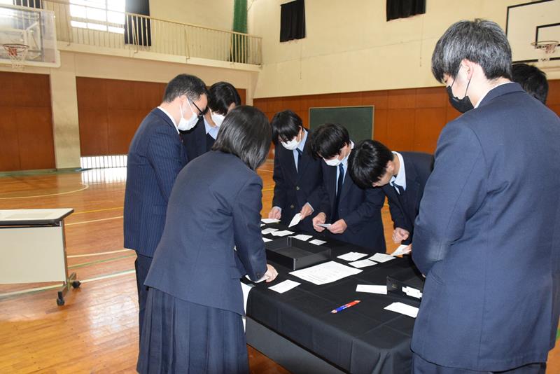模擬選挙で市選管のアドバイスを受けながら開票作業を進める生徒＝旭市