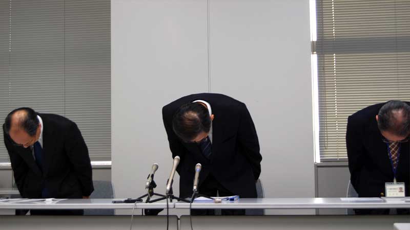 記者会見で謝罪する県住宅供給公社の吉田理事長（中央）ら＝６日、県庁
