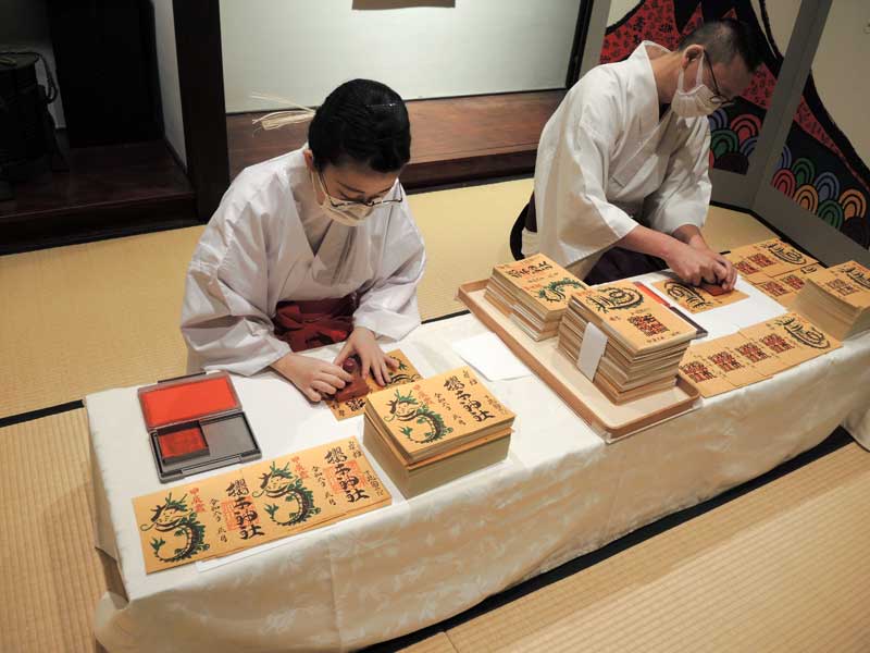来年のえとにちなんだ「竜」の御朱印符の頒布準備が進む櫻木神社=野田市