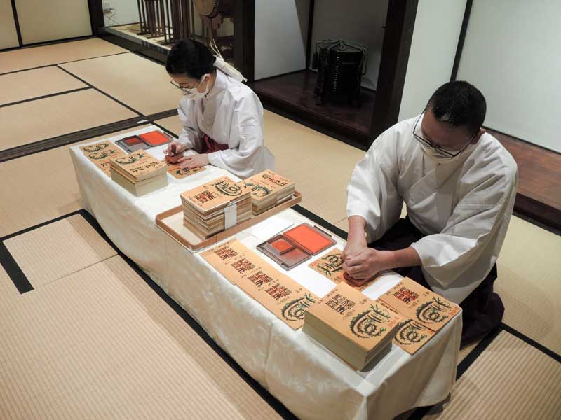 正月に向けて進む御朱印符の用意=野田市