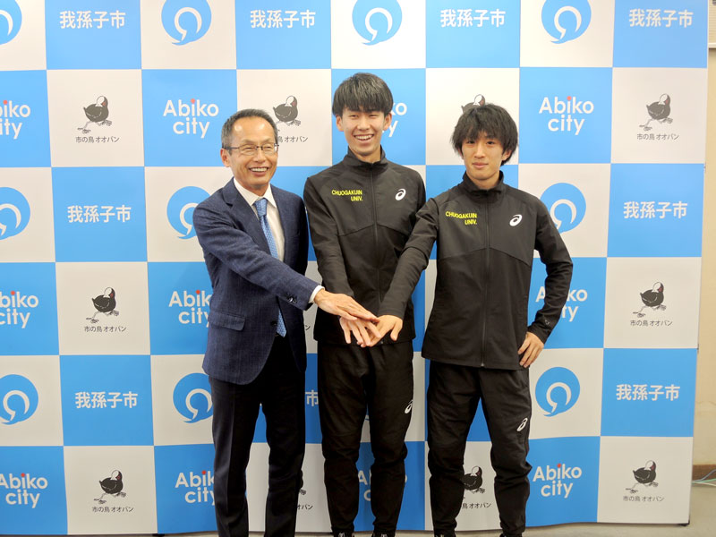 我孫子市役所を訪れ健闘を誓う中央学院大駅伝部員ら。（左から）川崎監督、飯塚選手、伊藤選手＝１２日