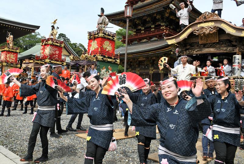 7月の3日間に成田祇園祭が開催され、成田山新勝寺の大本堂前で山車と屋台の引き手たちが息を合わせる総踊りで幕開け