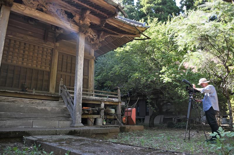 成田空港Ｃ滑走路の拡張予定地となっている芝山町加茂地区にある普賢院で撮影する中島さん＝８月３１日