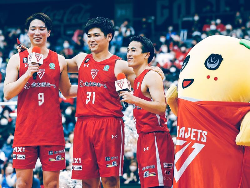 千葉Ｊの「ＣＥＯ」に就任が決まったふなっしー（右）