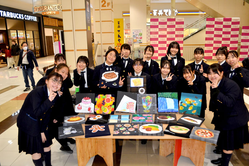八千代松陰中高の生徒たちと中古制服を使ったアート作品(八千代市のイオンモール八千代緑が丘店)