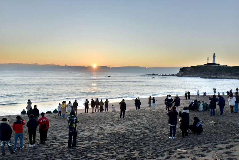 2023年の初日の出。寒さをこらえて大勢の人たちが見守った=銚子市