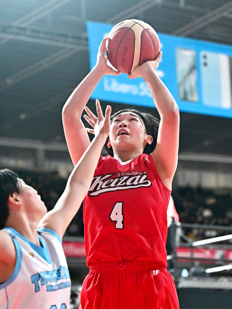 土浦日大－千葉経大付　第２クオーター、シュートを決める千葉経大付の角＝東京体育館