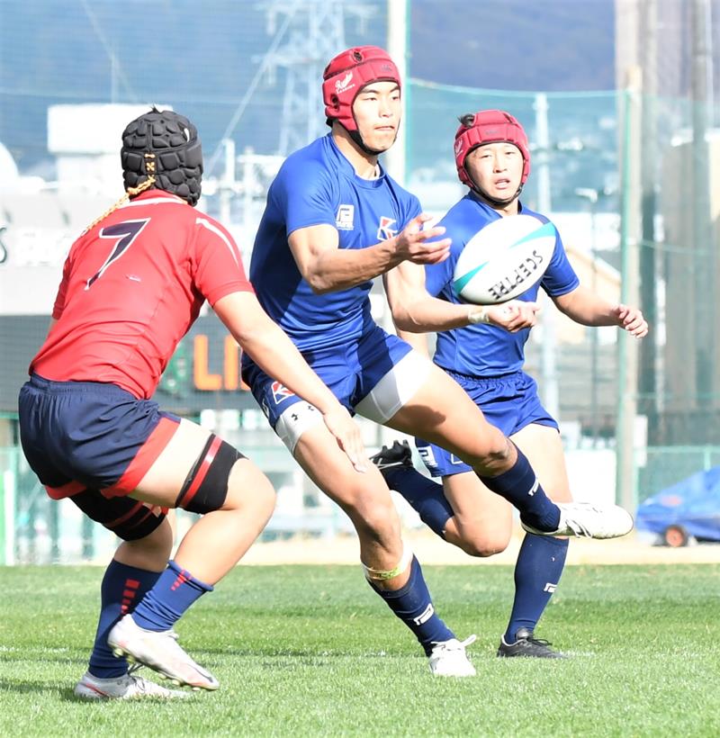 前半、パスを出す流通経大柏の阿部煌（中央）