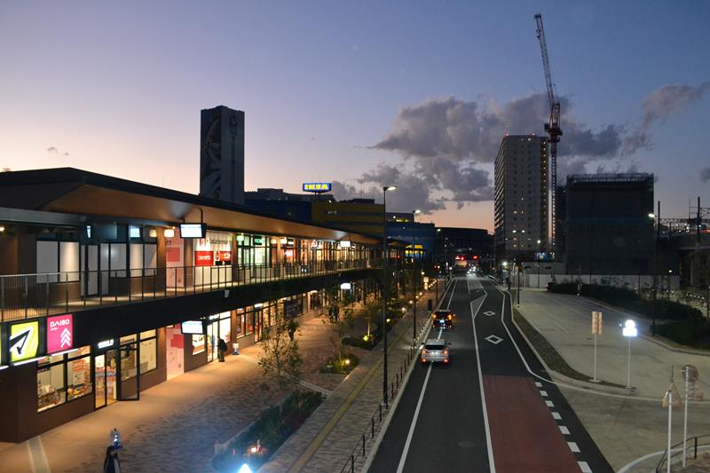 １１月に開業した「ららテラス」（左側）。奥に見えるのは建設中の多目的アリーナと高層マンション＝１２月７日、船橋市