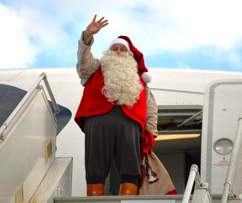 旅客機から降りて成田空港に登場したサンタクロース＝成田市