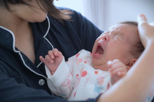 夜泣き対応は多くの母親を悩ませている(写真はイメージ)