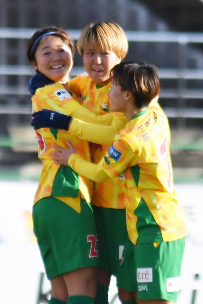 千葉－マイナビ仙台　後半３１分、先制ゴールを決めて祝福される千葉の大熊環（中央）＝ゼットエー