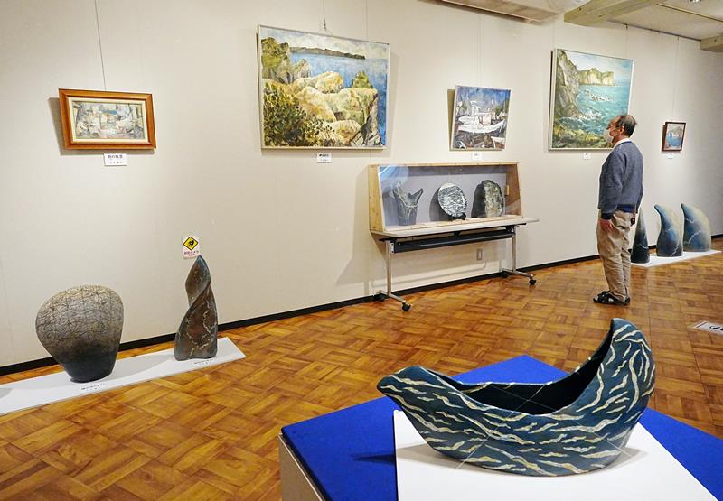 川名さんの絵画と陶芸作品が展示されている回顧展＝御宿町の月の沙漠記念館