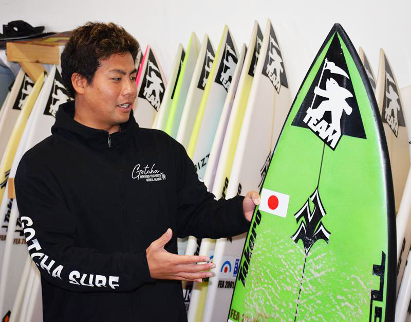 パリ五輪内定を決めた大会で使っていたボードを説明する稲葉玲王選手＝昨年１２月２１日、一宮町